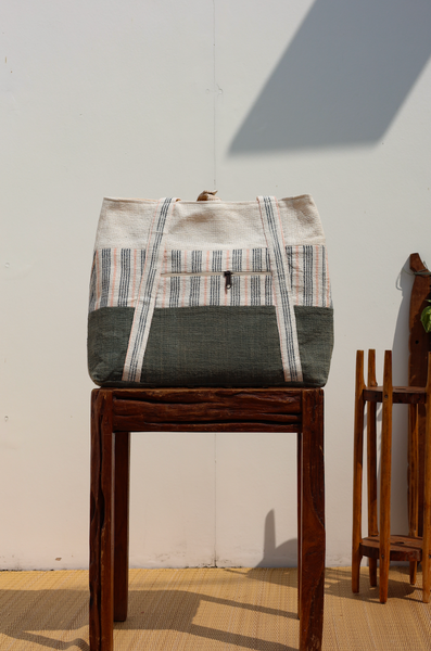 Tote to the Future (L)