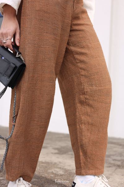 Barrel-leg Trousers in Buak Brown