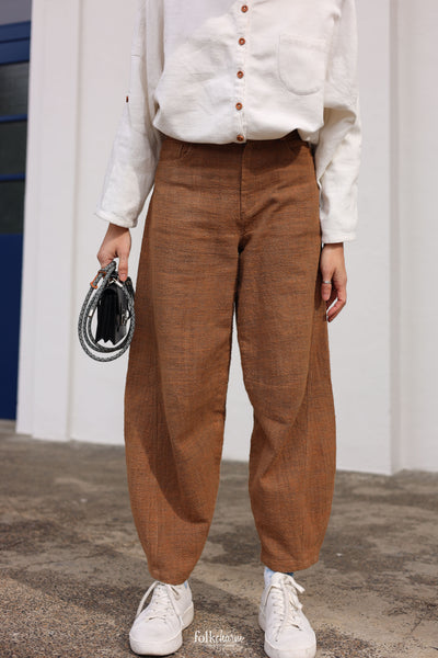 Barrel-leg Trousers in Buak Brown